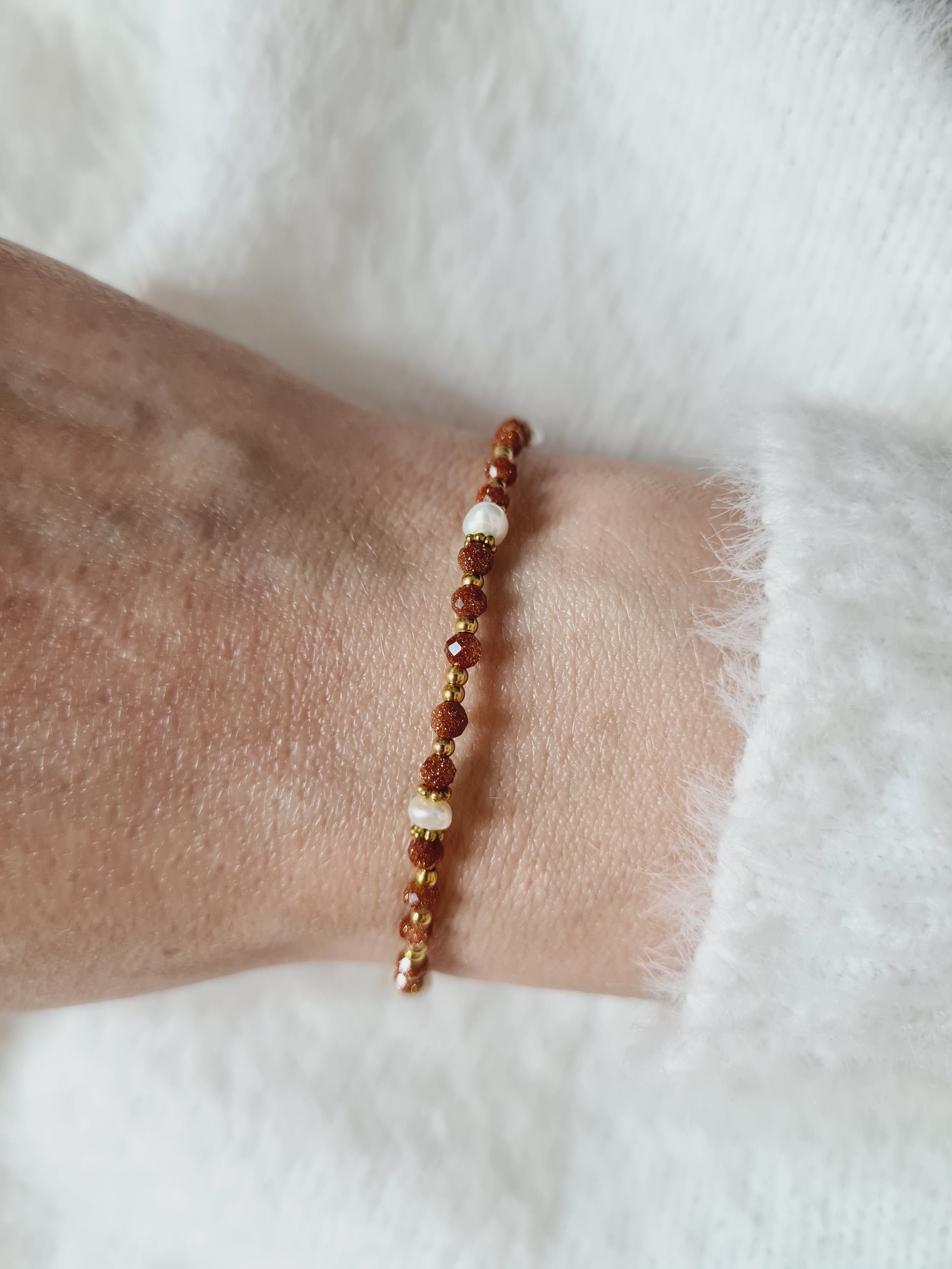 Myriam est un bracelet en acier inoxydable doré composé de véritables pierres naturelles