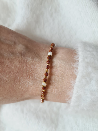 Myriam est un bracelet en acier inoxydable doré composé de véritables pierres naturelles