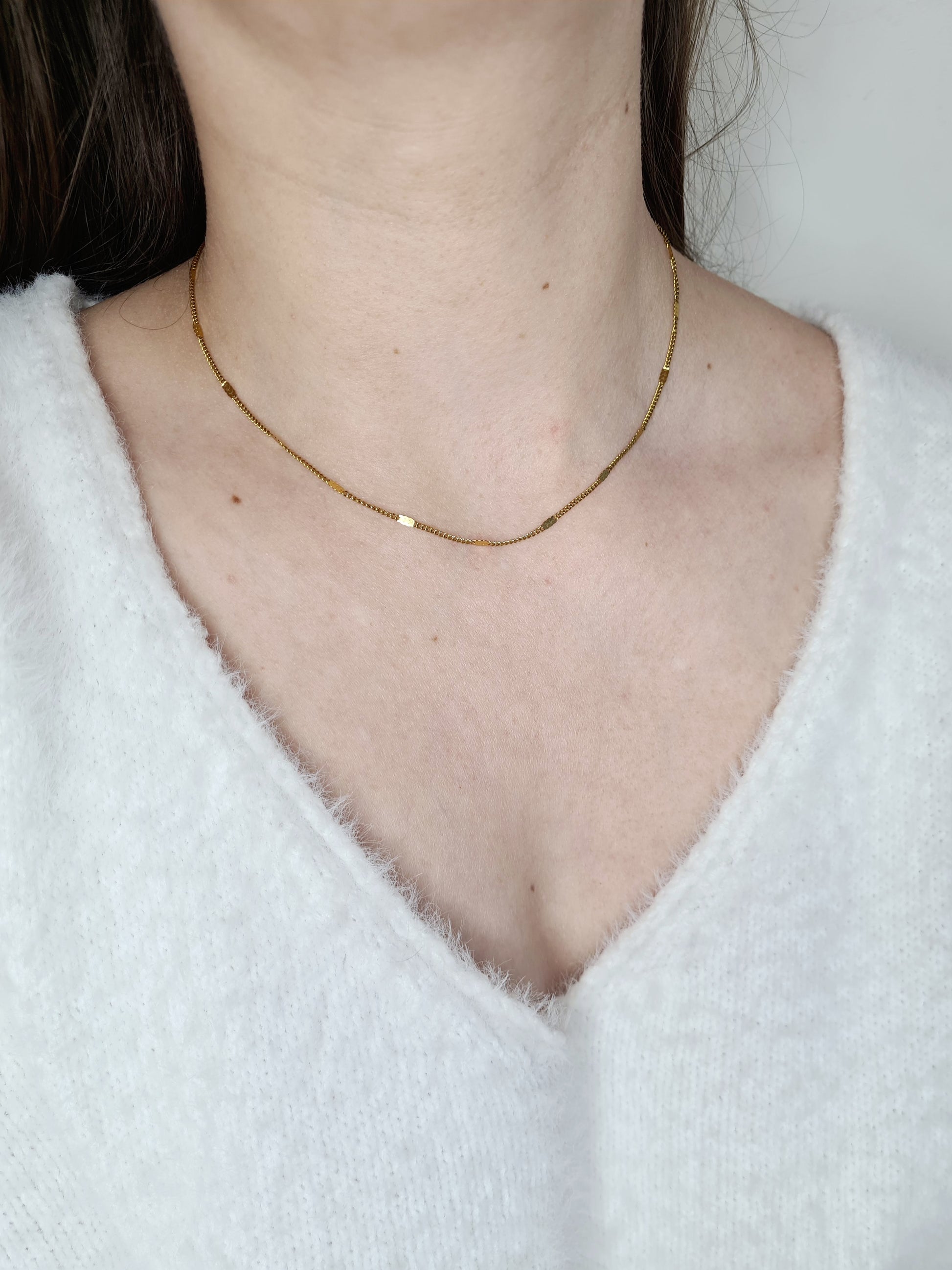 Lior est un collier en acier inoxydable doré