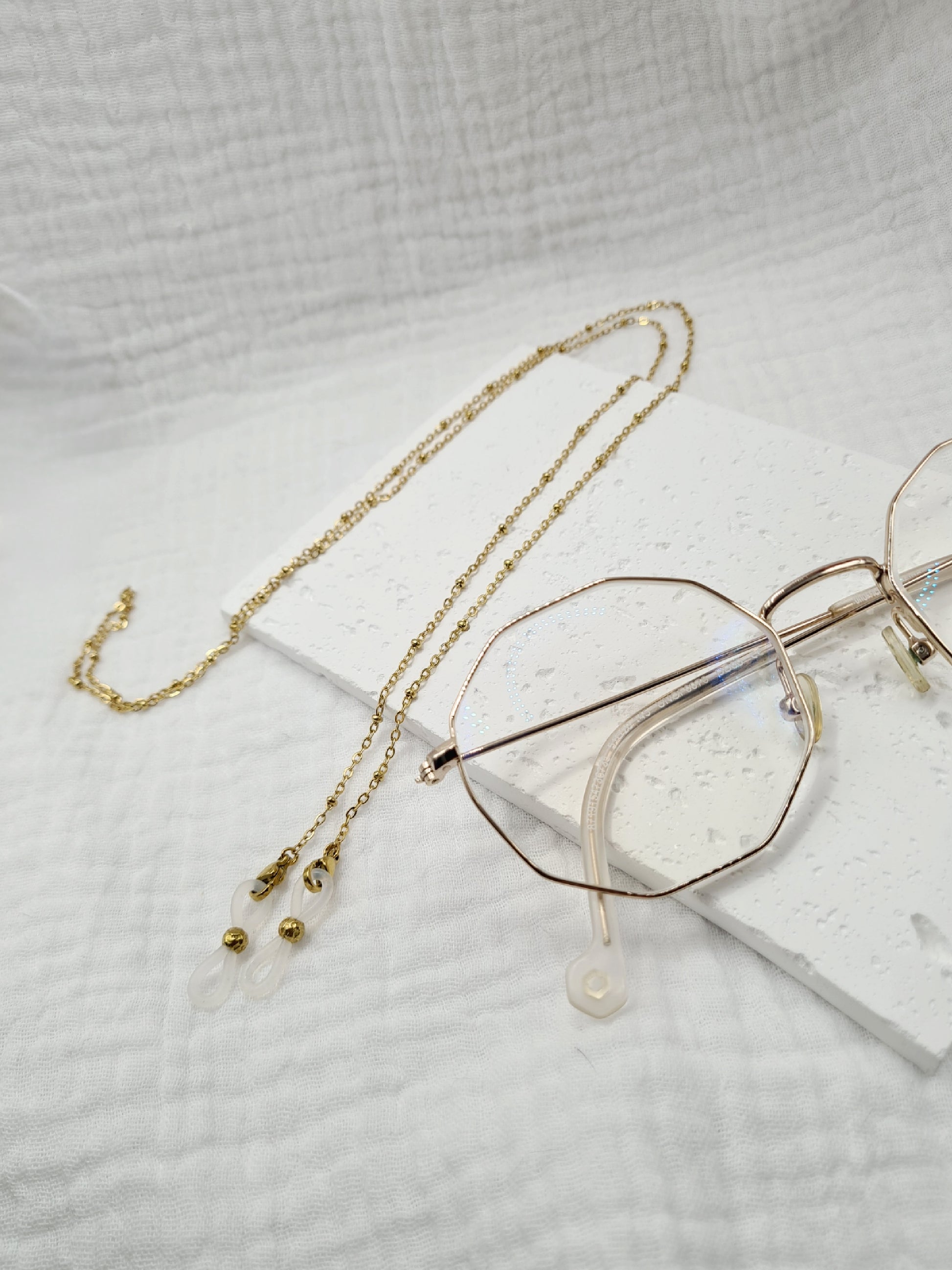 Charley est une chaîne de lunettes composé en acier inoxydable doré