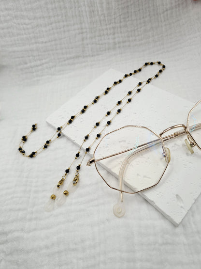 Sigrytita est une chaîne de lunettes en acier inoxydable doré composée de pierres naturelles