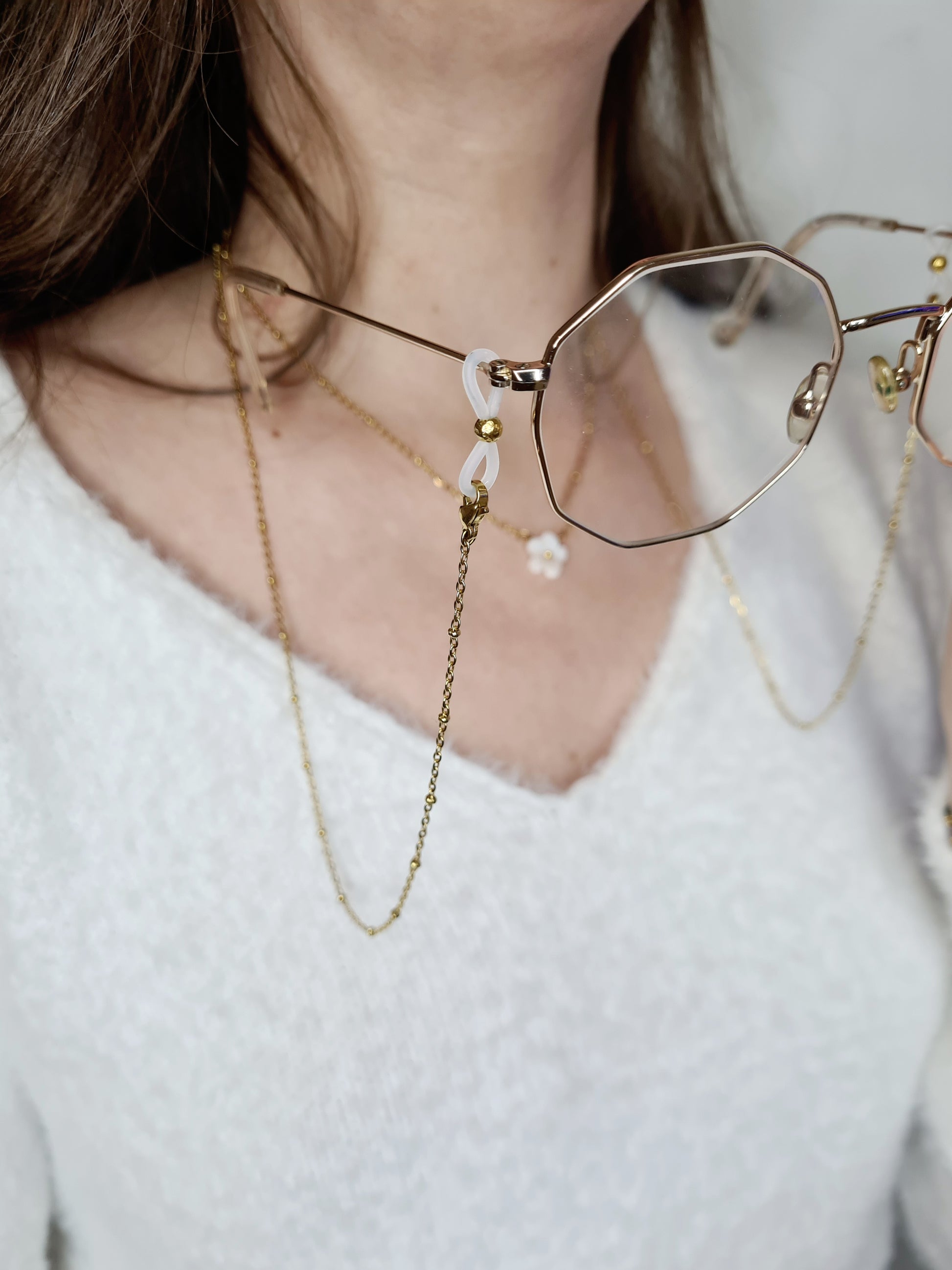Charley est une chaîne de lunettes composé en acier inoxydable doré