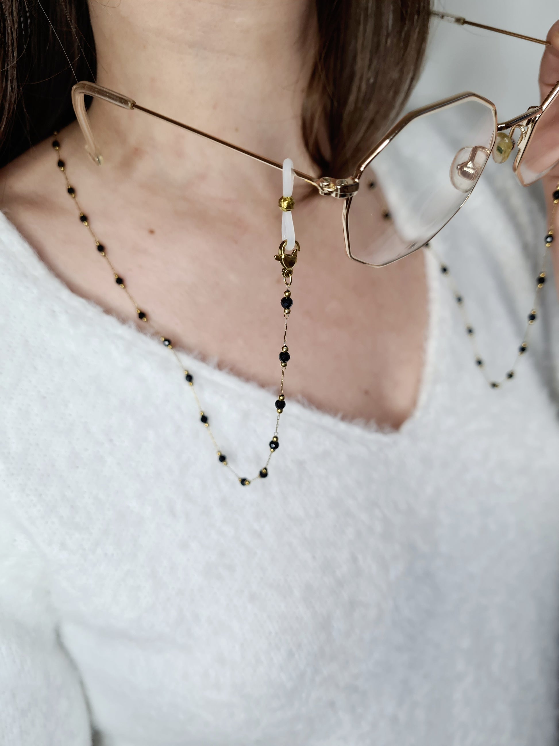 Sigrytita est une chaîne de lunettes en acier inoxydable doré composée de pierres naturelles