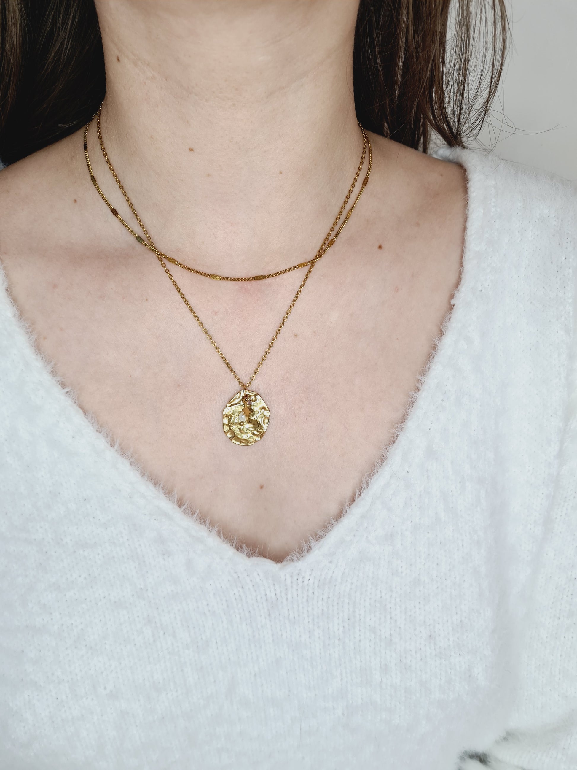 Elya est un collier en acier inoxydable doré et perle d'eau douce