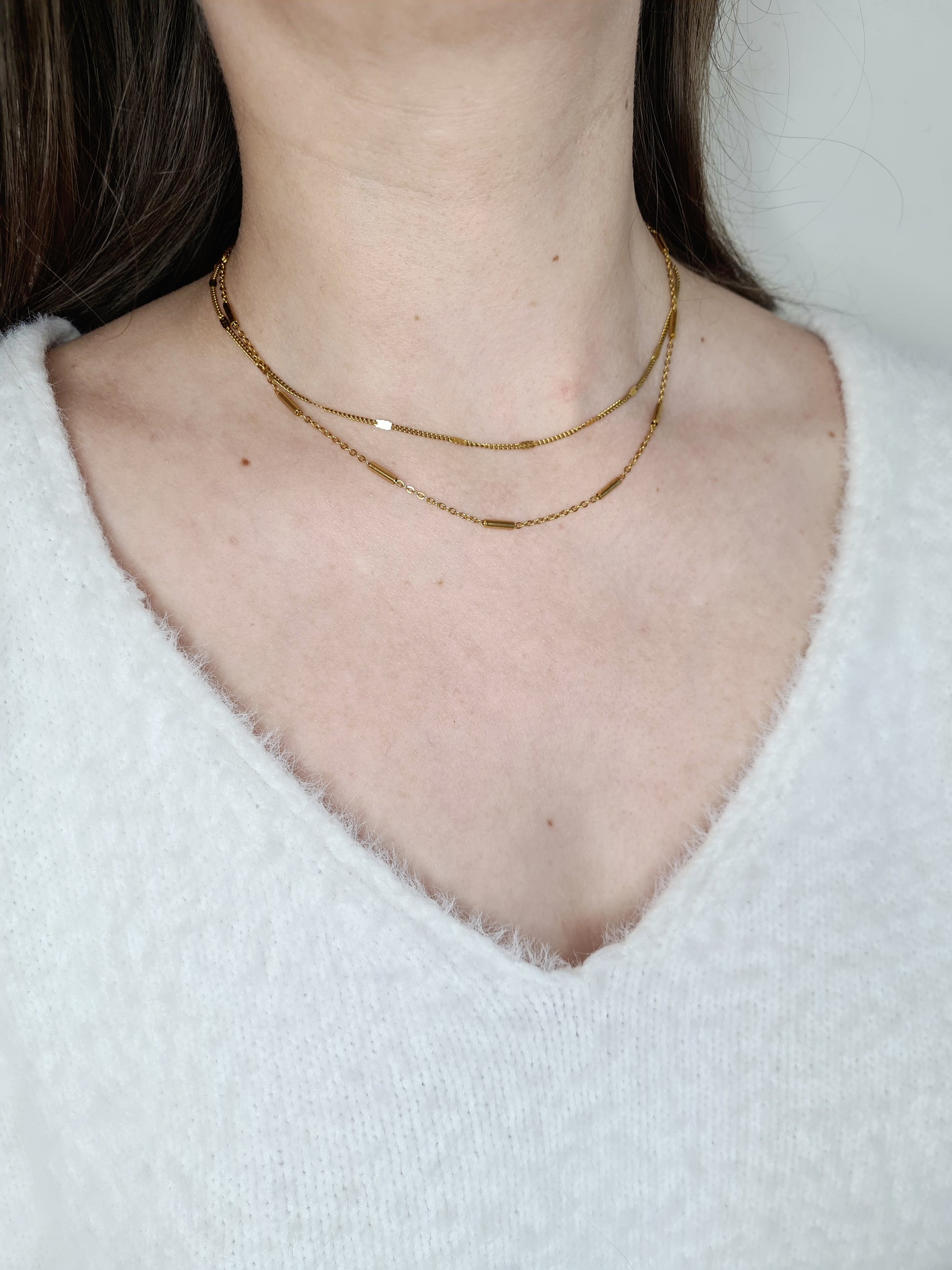Nyra est un collier en acier inoxydable doré