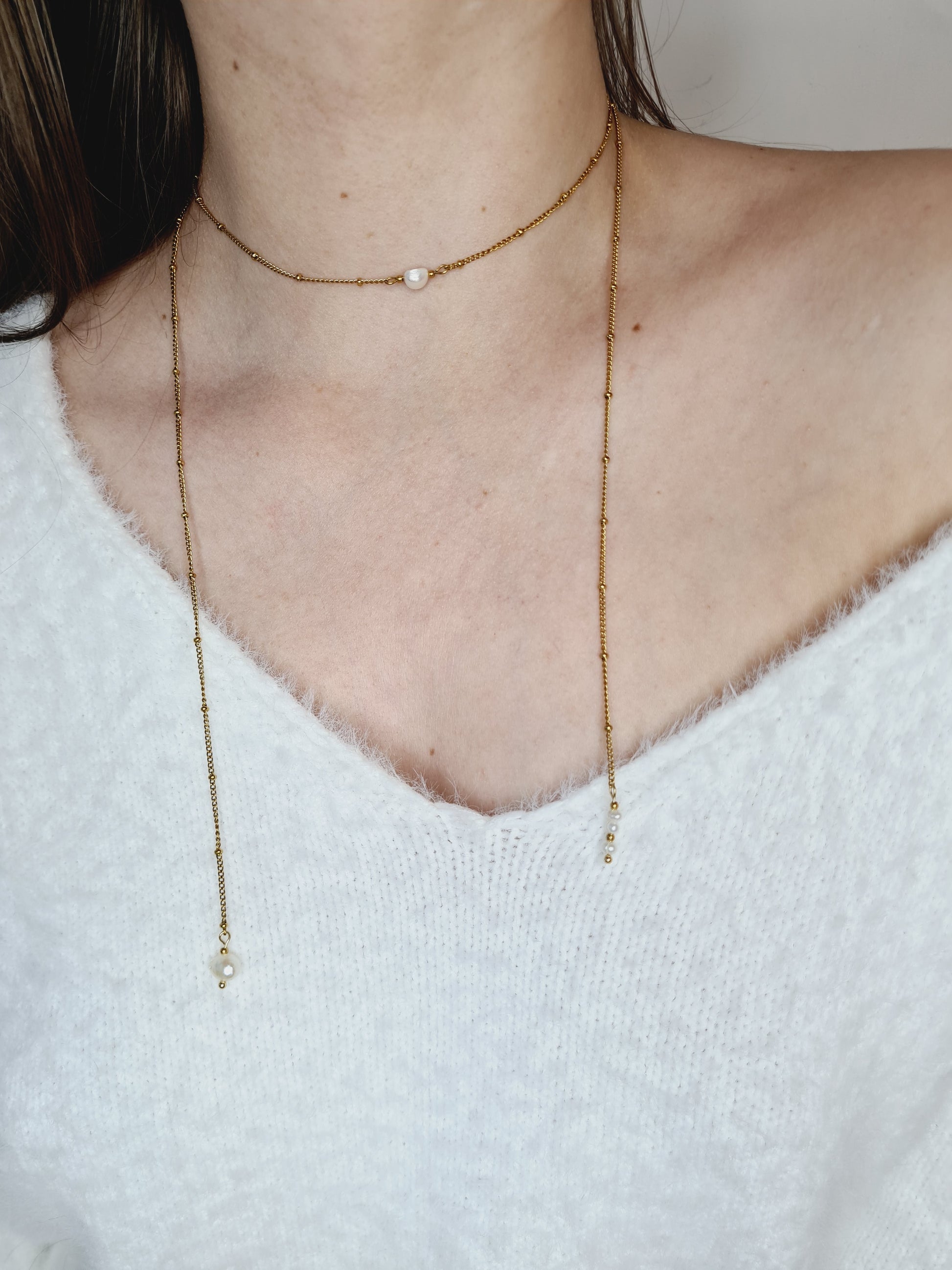 Eda est un collier est un collier en acier inoxydable doré composé de véritable Perles d’eau douce