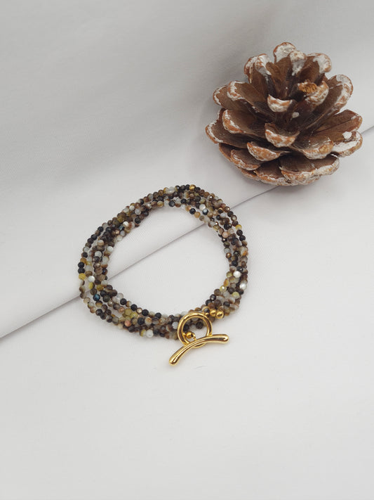 Reina est un sautoir en acier inoxydable doré composé de véritable pierres naturelles