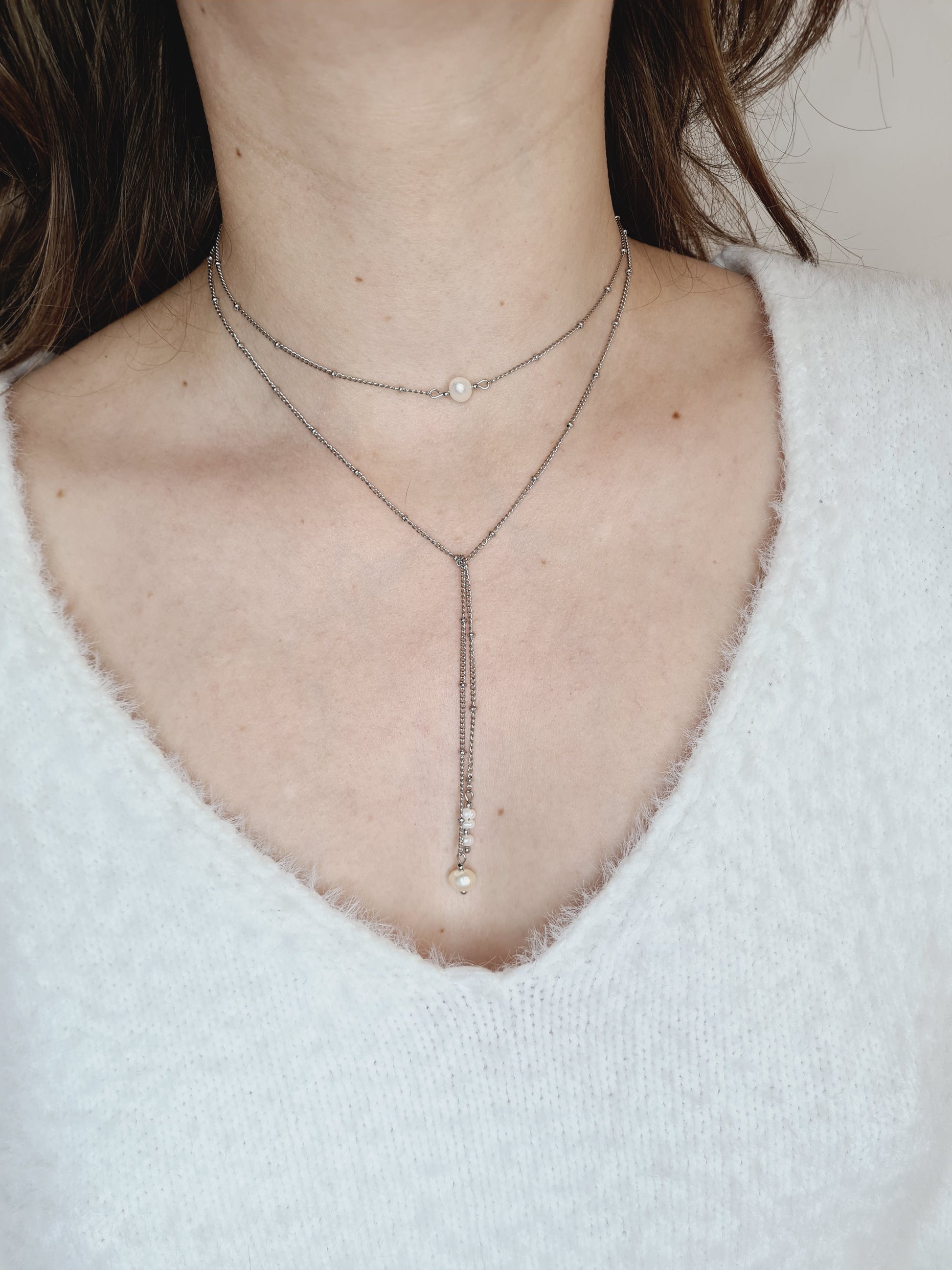 Eda est un collier est un collier en acier inoxydable argenté composé de véritable Perles d’eau douce