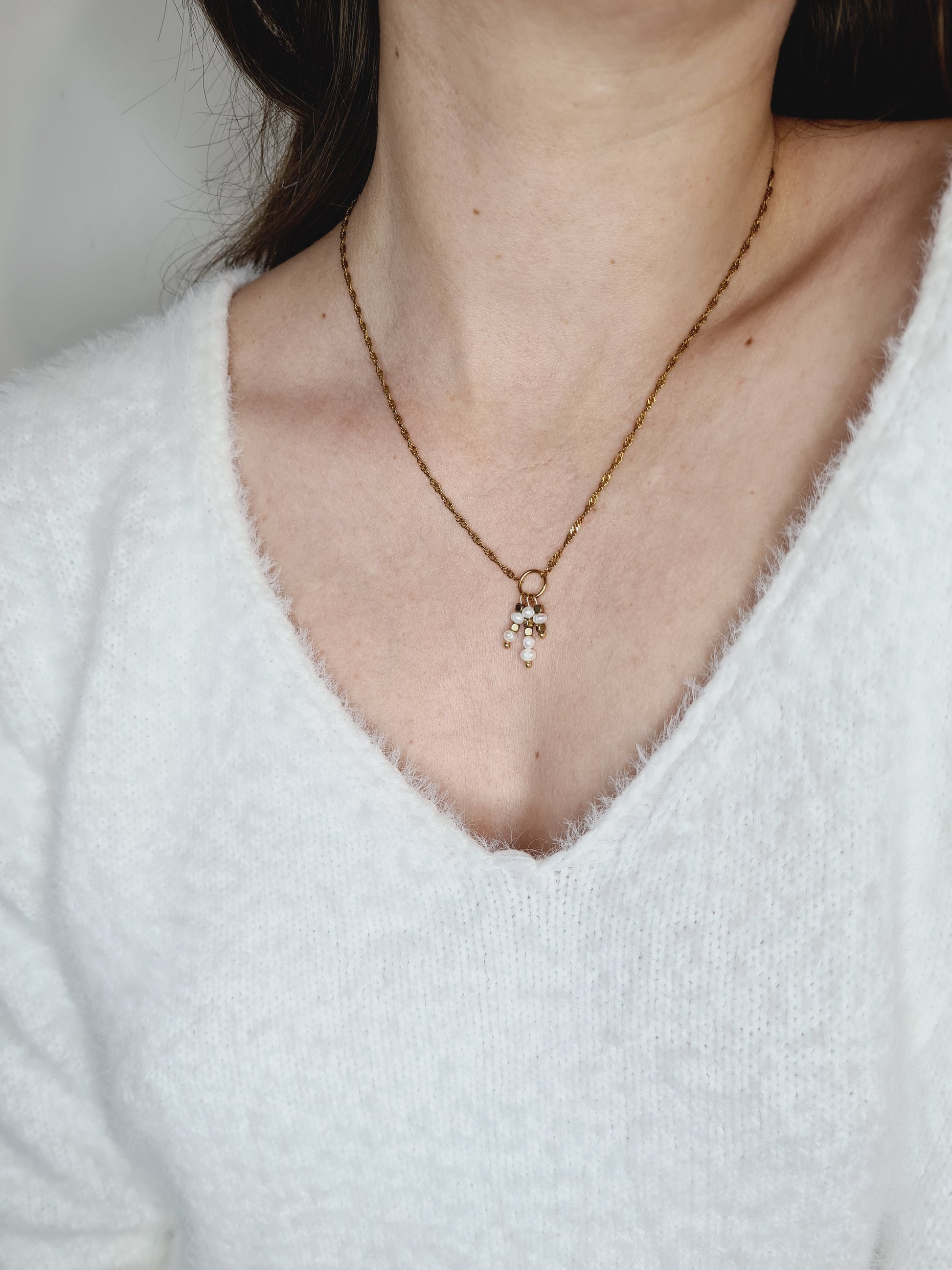 Sika est un collier en acier inoxydable argenté composé de véritable Perles d’eau douce