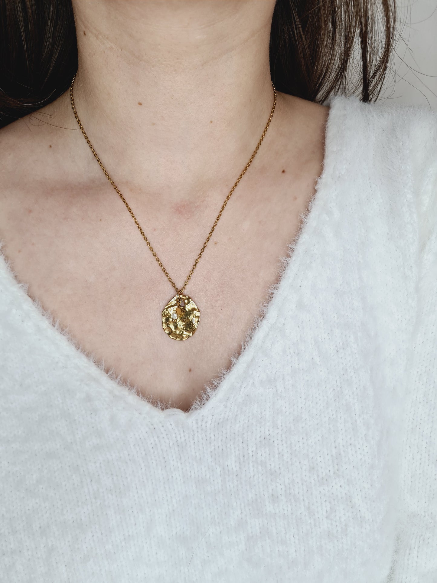 Elya est un collier en acier inoxydable doré et perle d'eau douce