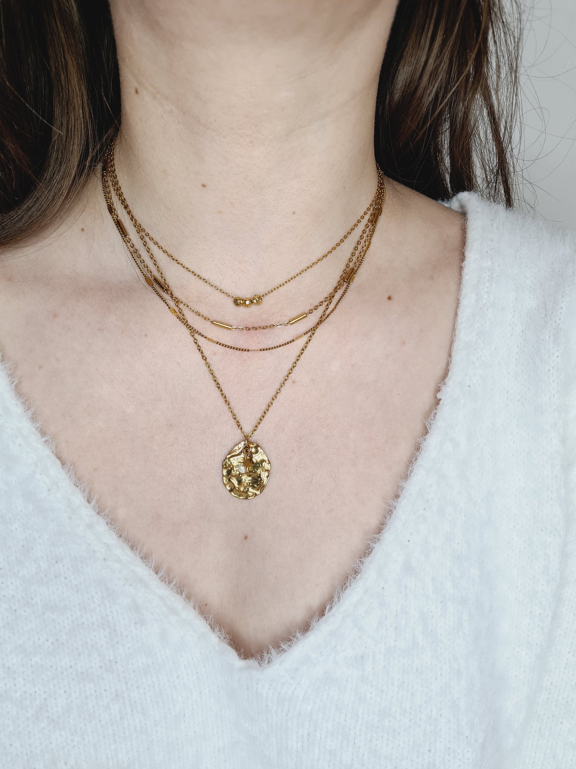 Nyra est un collier en acier inoxydable doré