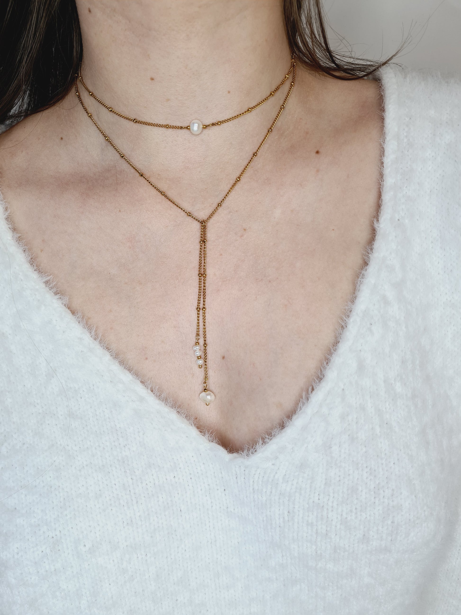 Eda est un collier est un collier en acier inoxydable doré composé de véritable Perles d’eau douce