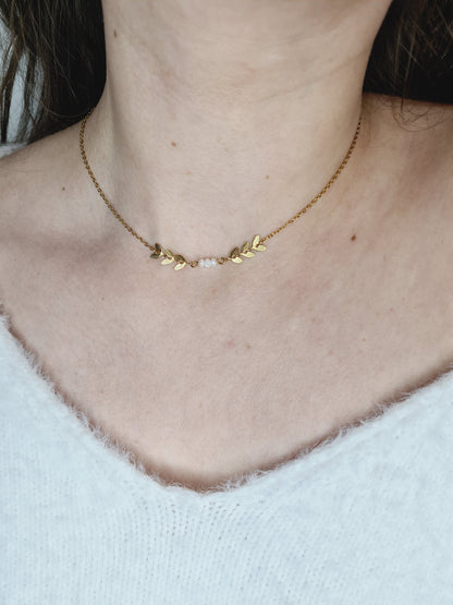 Épique est un collier en acier inoxydable doré composé de véritable Perles d’eau douce