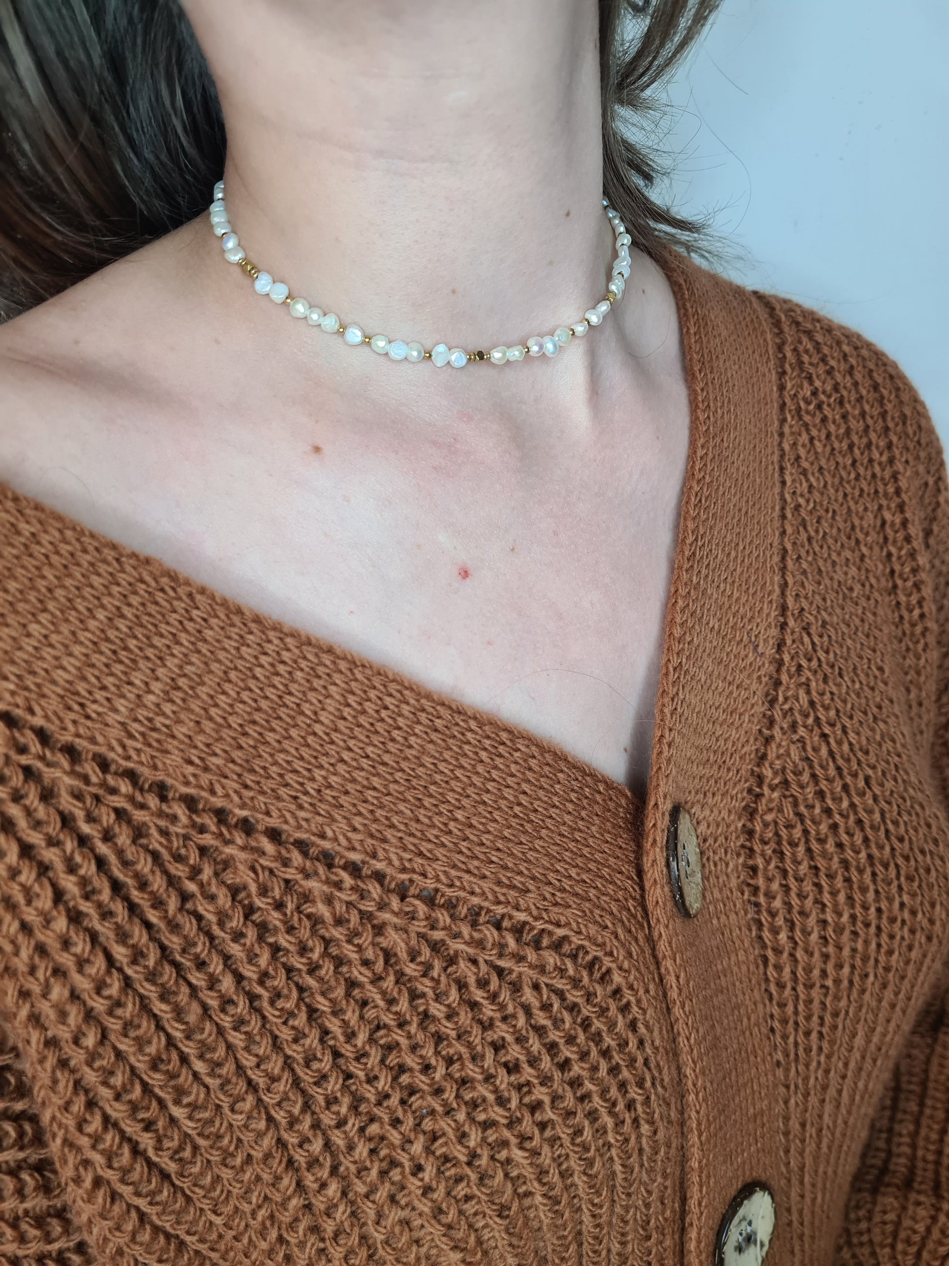 Meryl est un collier en acier inoxydable doré composé de véritable Perles d’eau douce