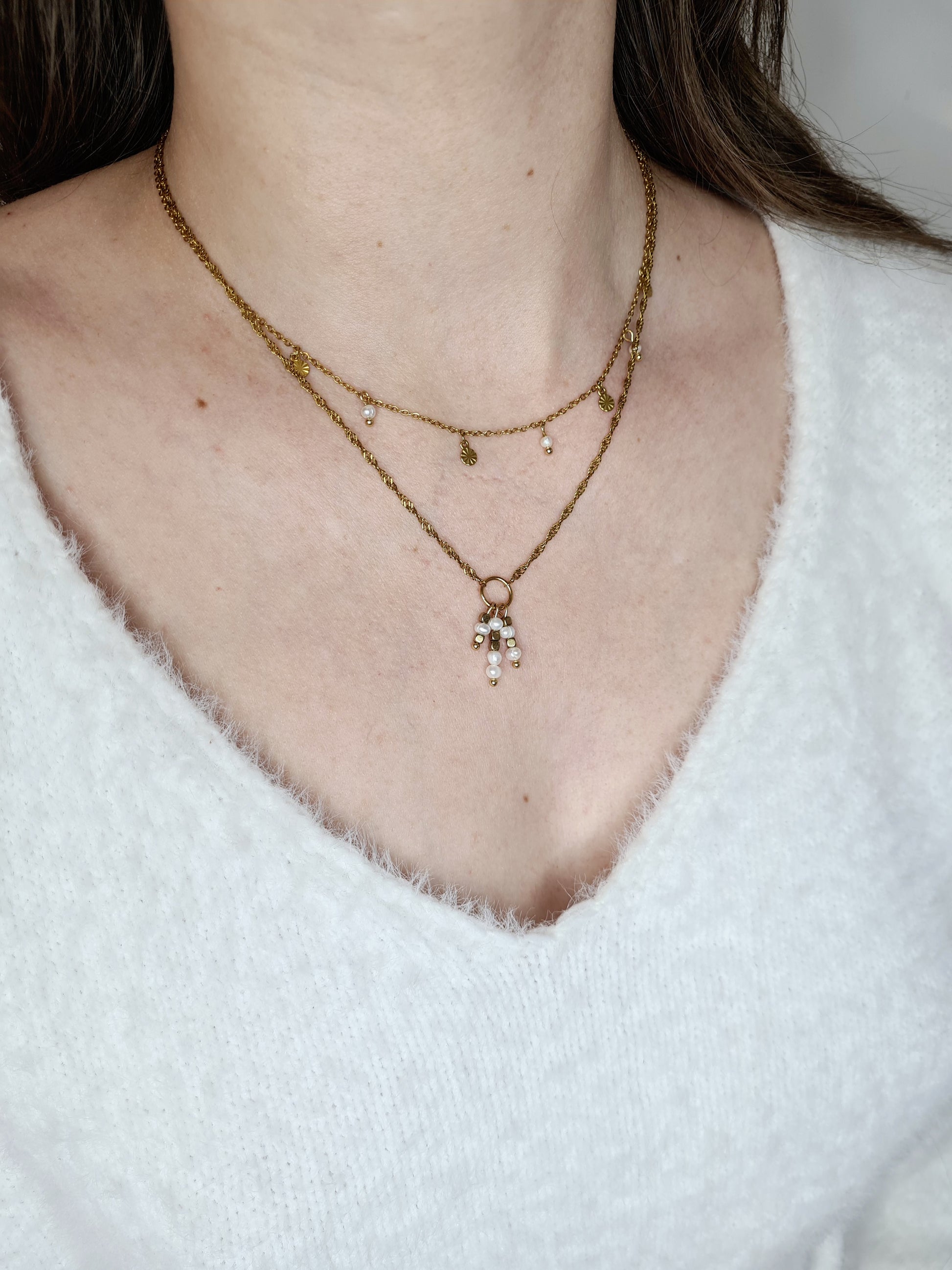 Sika est un collier en acier inoxydable doré composé de véritable Perles d’eau douce