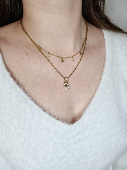 Sika est un collier en acier inoxydable doré composé de véritable Perles d’eau douce
