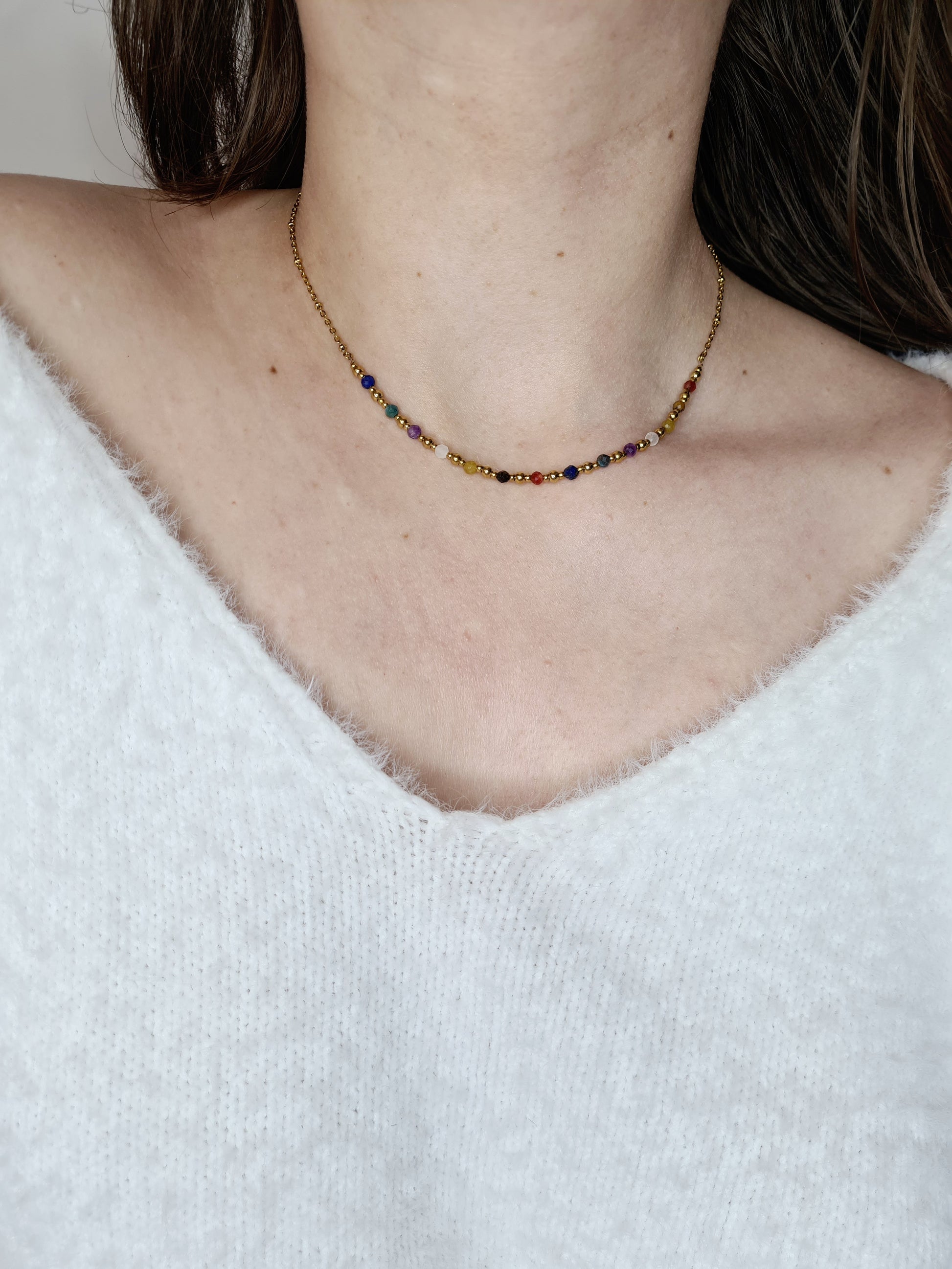 Guérison est un collier en acier inoxydable doré et pierres naturelles
