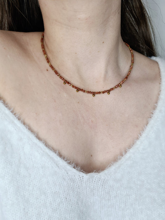 Atika est un collier en acier inoxydable doré composé de véritable pierres naturelles