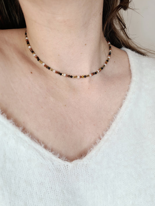 Lanarey est un collier en acier inoxydable doré composé de véritable pierres naturelles