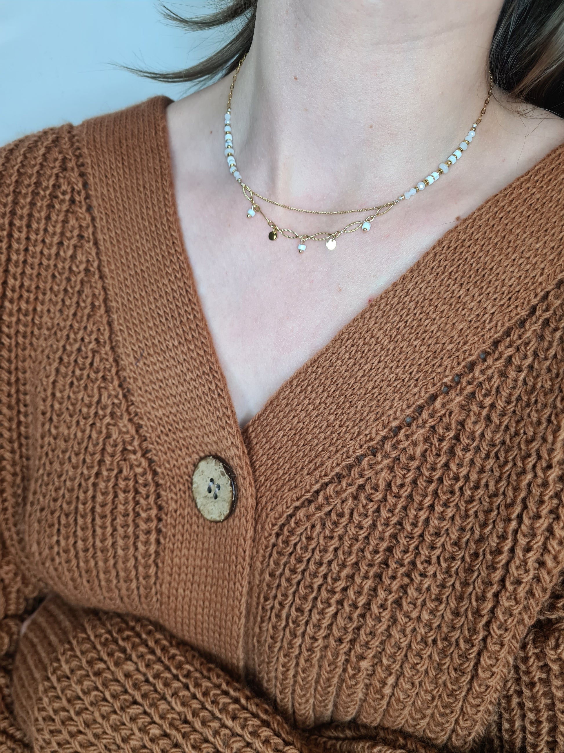 Tornade est un collier en acier inoxydable doré composé de véritable pierres naturelles