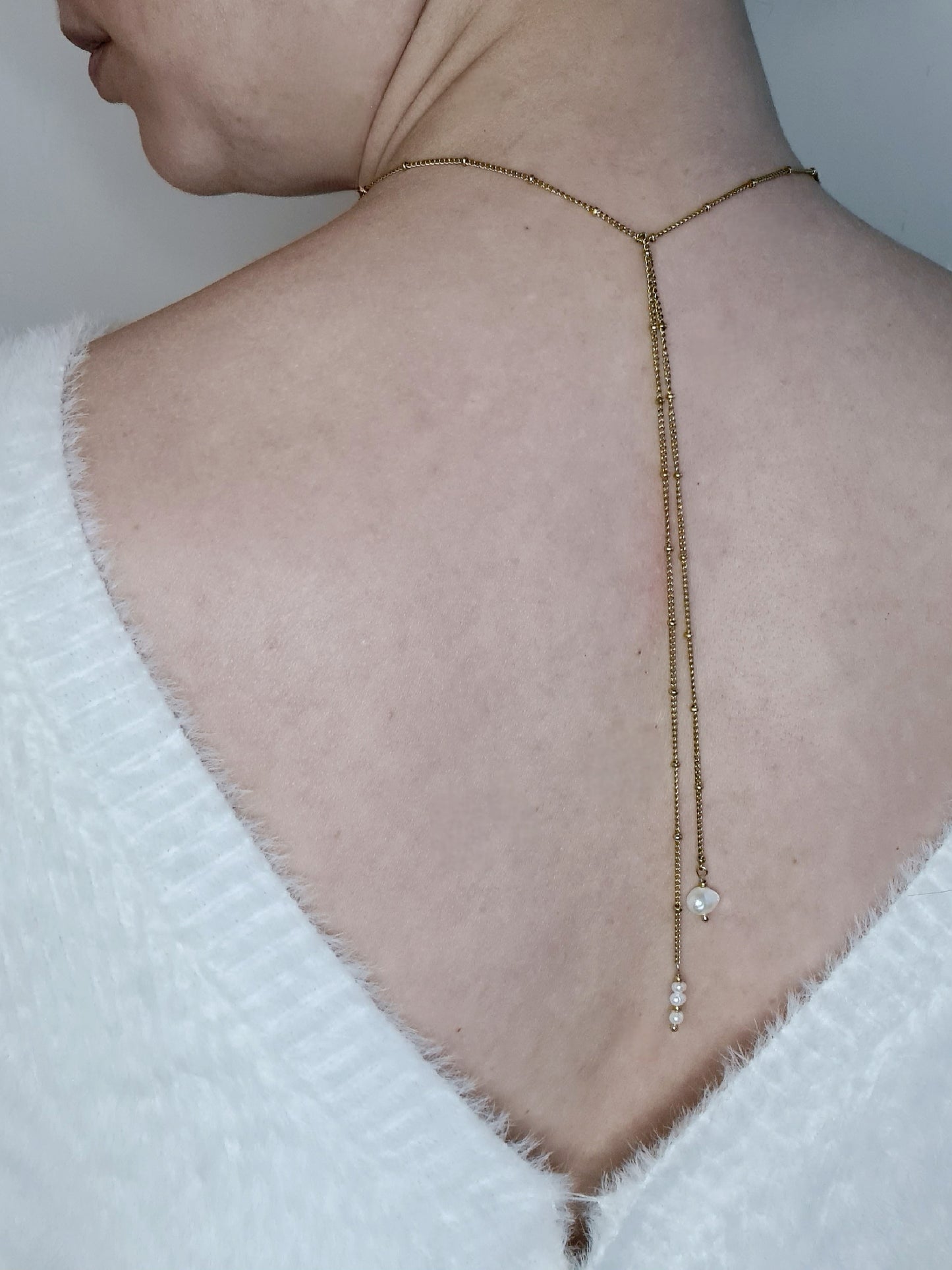 Eda est un collier est un collier en acier inoxydable doré composé de véritable Perles d’eau douce