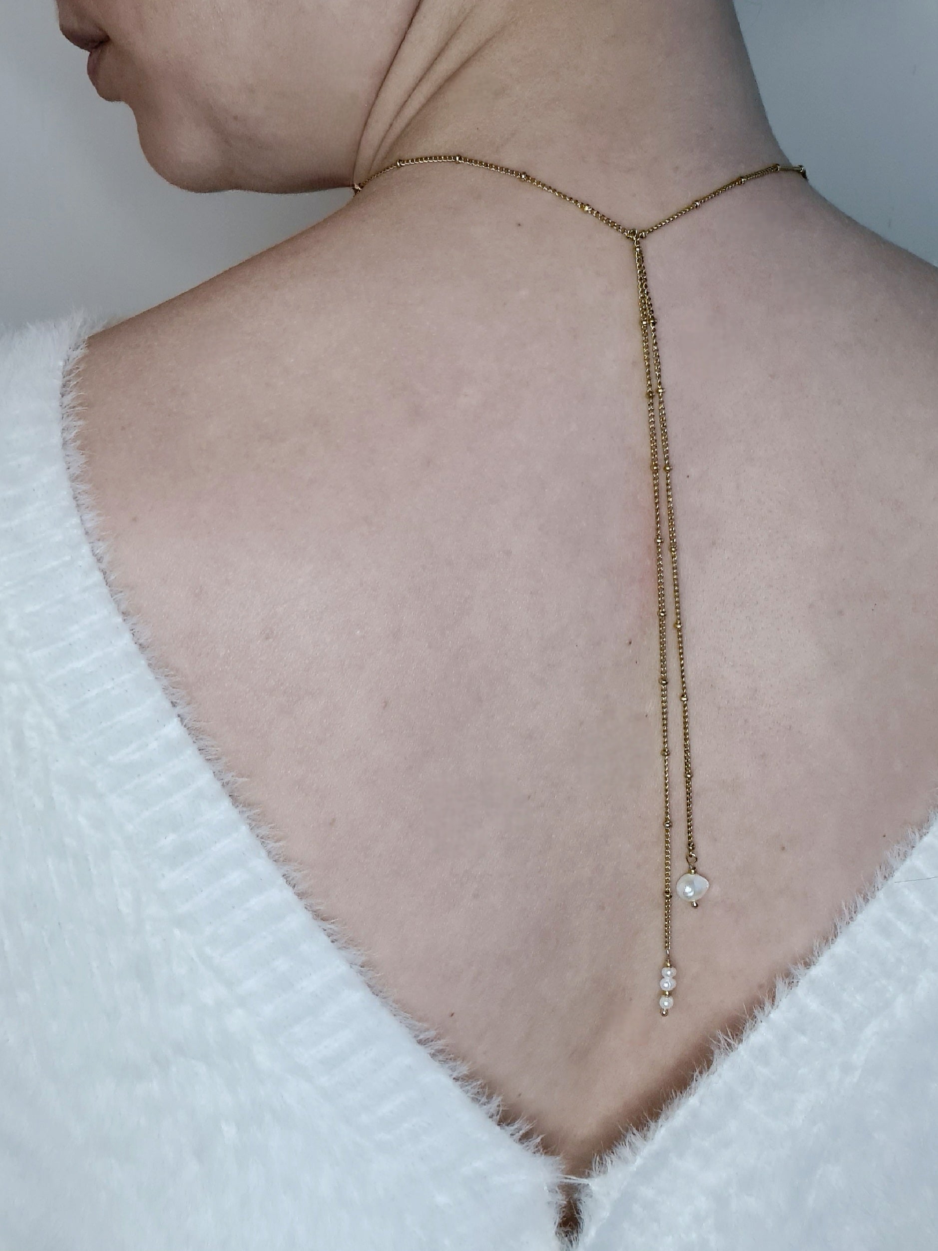 Eda est un collier est un collier en acier inoxydable doré composé de véritable Perles d’eau douce