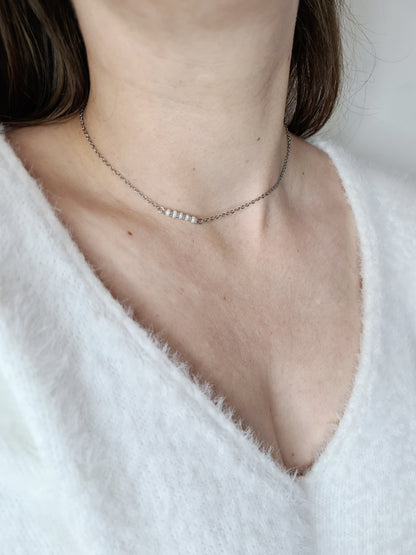 Élégance est un collier en acier inoxydable composé argenté de véritable pierres naturelles