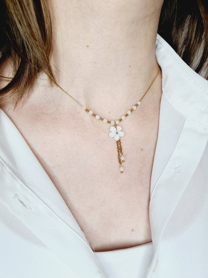 Adelina est un collier en acier inoxydable doré composé de véritable pierres naturelles