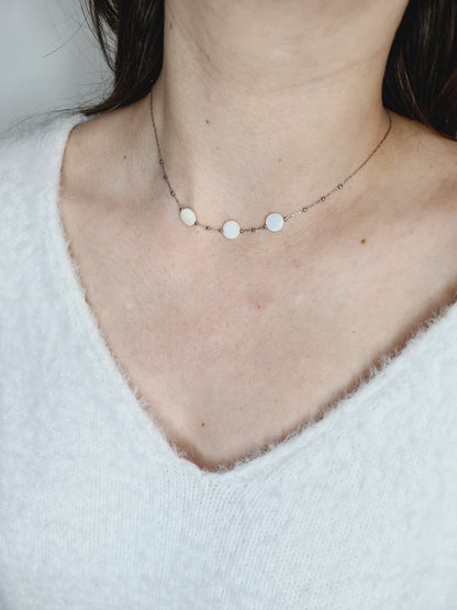 Altea est un collier en acier inoxydable argenté composé de véritable pierres naturelles