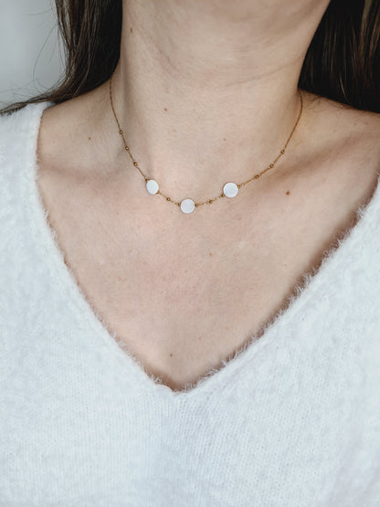 Altea est un collier doré en acier inoxydable composé de véritable pierres naturelles