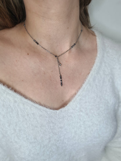 Atlas est un collier en acier inoxydable argenté composé de véritable pierres naturelles