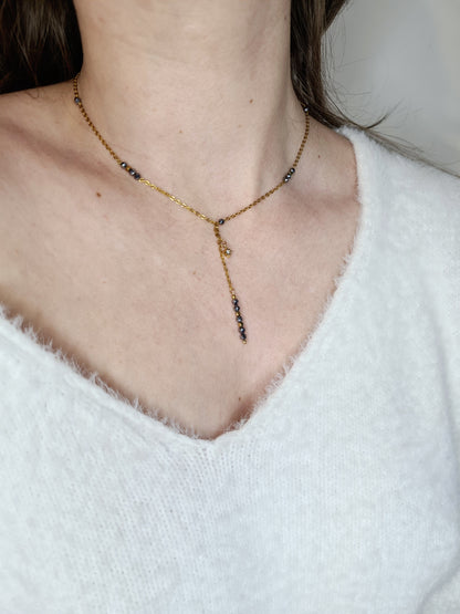 Atlas est un collier en acier inoxydable doré composé de véritable pierres naturelles