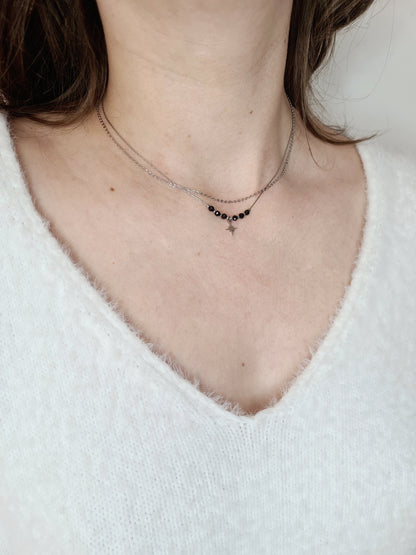 Cassiopée est un collier en acier inoxydable argenté composé de pierres naturelles