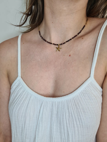 Mahina est un collier en acier inoxydable doré composé de véritable pierres naturelles