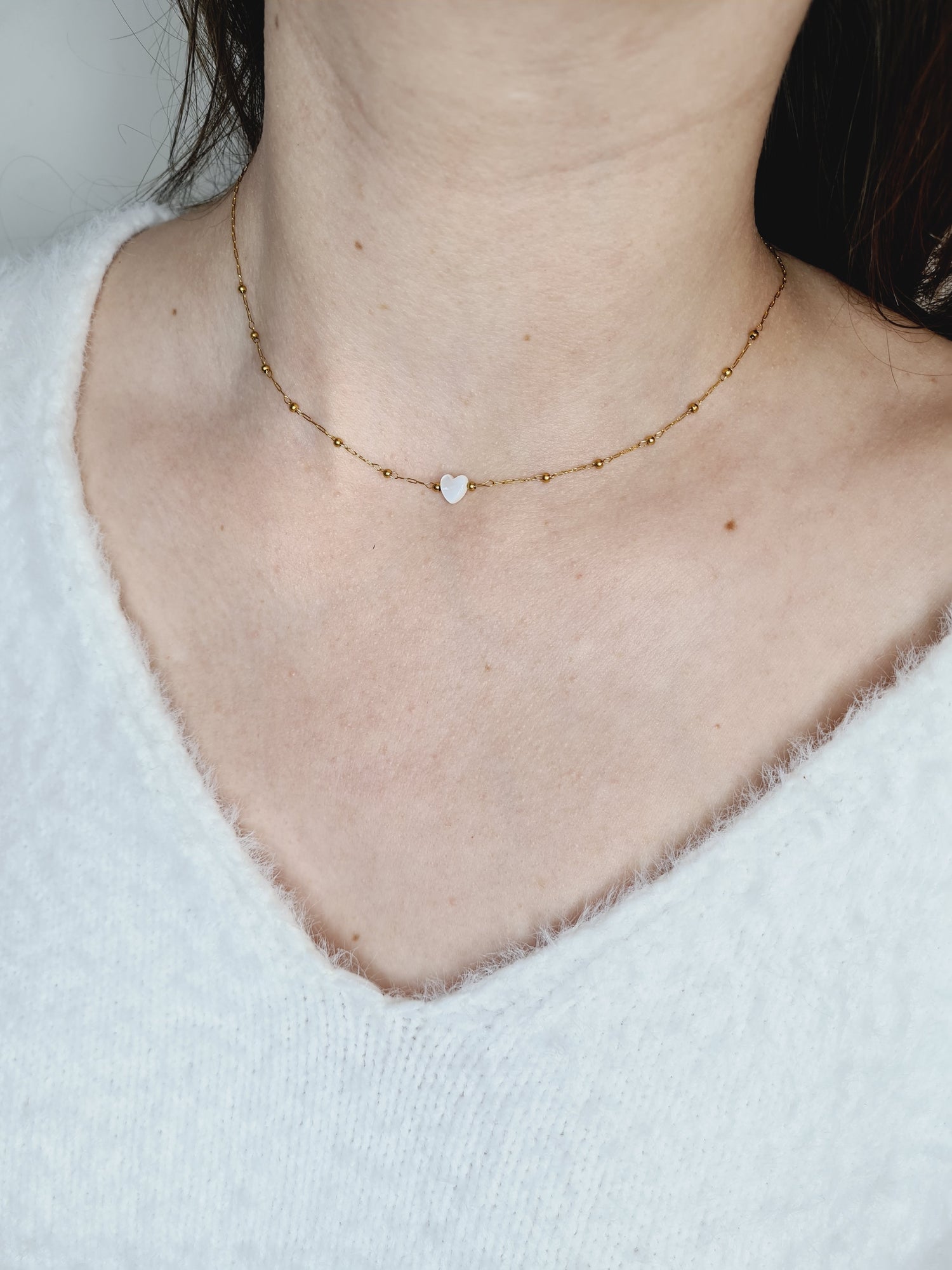Manon est un collier en acier inoxydable doré composé de véritable pierres naturelles