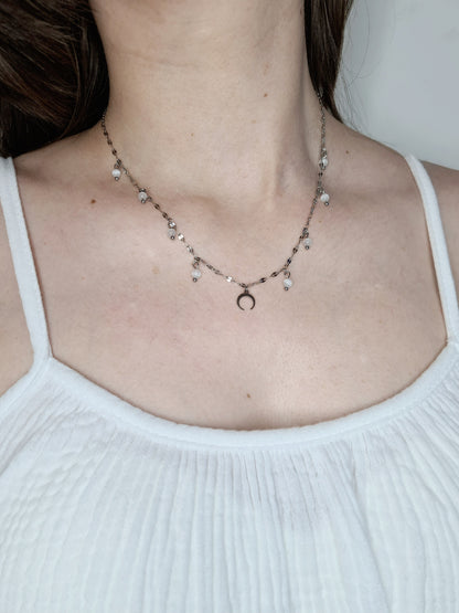 Moon est un collier en acier inoxydable argenté composé de véritable pierres naturelles