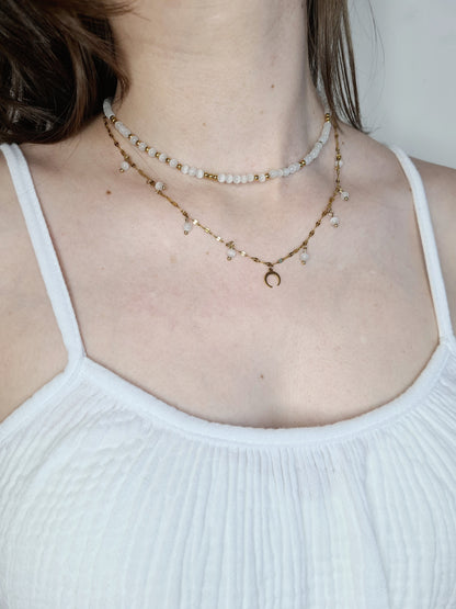 Moon est un collier en acier inoxydable doré composé de véritable pierres naturelles