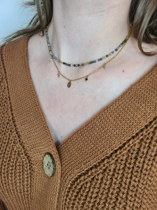 Venise est un collier en acier inoxydable doré composé de véritable pierres naturelles