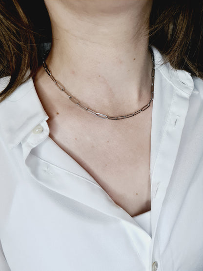 Teora est un collier en acier inoxydable argenté