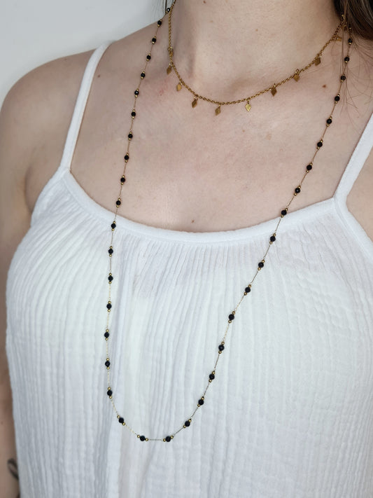 Sigrytita est un sautoir en acier inoxydable doré composé de véritable pierres naturelles